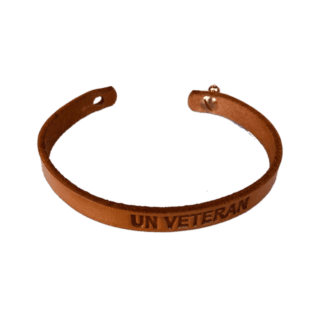 armbånd i skinn preget med un veteran